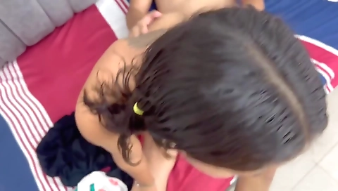 Enseno A Mi Pequena Hermanastra A Cabalgar Como Una Puta A Escondidas En Su Cuarto