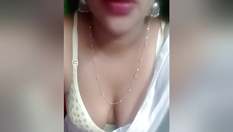 Desi Ghar Per Akele Hai Pure Romntic Mood Me Aao Deko Ksey Chudwati Hai