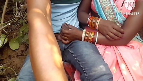Randi Usha Bhabhi Ne Apne Boy Friend Ko Jungle Me Bulake Bahut Mast Chudwati H Sali Randi Bhabhi