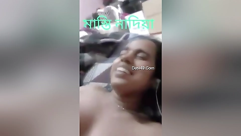 Today Exclusive- Horny Bhabhi Shows Her Boobs