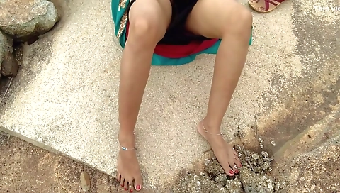 Khet Me Kaam Karne Aayi Bhabhi Ko Jungle Me Patthar Ke Upar Litakar Maza Diya