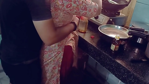 Kitchen Me Kam Karti Hui Bhabhi Ko Pela