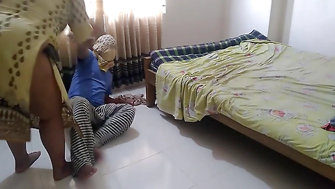 18y Old Workman Was Cleaning The House When 55-year-old Lady Boss Came & Fuck Him Roughly (desi Jabardasti Choda Chdi)
