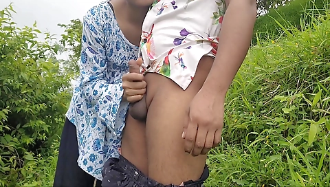 Desi Ladaki Ne Apane Yaar Ko Bahar Jakar Chut Ko Ache Se Chudai Ki