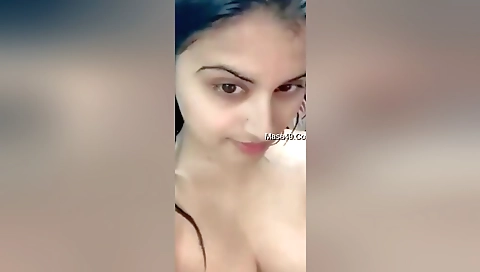 Today Exclusive-sexy Indian Girl Shows Her Boobs