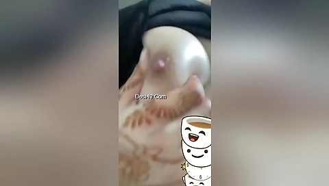 Today Exclusive- Desi Girl Shows Boob On Vc