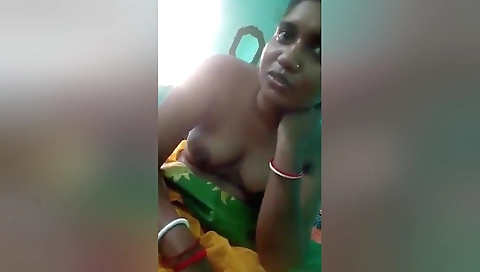 Today Exclusive- Bhabhi Shows Her Boobs