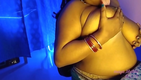 Hot Sensuous Bhabhi Girl Fulfills Her Sex Desire By Opening Her Clothes, Pressing Her Boobs And Drying Her Boobs