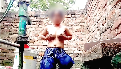 Hot Sexy Girl Bathing Naked. Enjoy The Youthfulness That