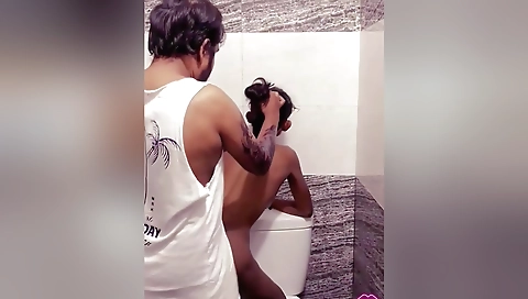 ටක ටක කලලට බත රම එකම කමඩ එක උඩ හකප හට. අමම කඳර ගනව. Sri Lankan Teen 18+ Bathroom