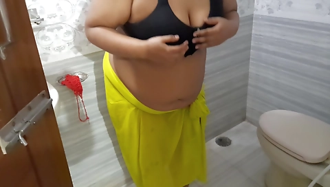 Tamil Rich Hot Aunty Has Sex With Bathroom Water Pipe