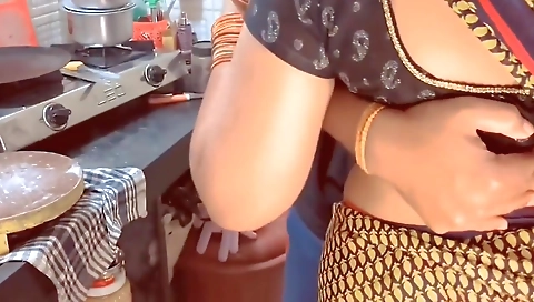 Desi Bhabhi Kitchen Me Khana Bana Rahi Thi Tabhi Devar Ne Piche Le Bhabhi Ki