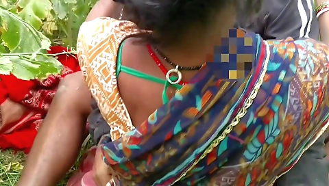 Malik Malkin Ko Jungal Me Lejake Chod Rahe The Tab Naukar Madharchod Chupke Se Video Bana Ke Viral Kar Diya