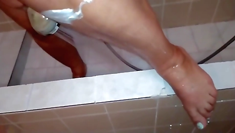Horny Feet Fetish Step mom Shaves Her Legs And Paints With Her Toes - Nikita Bellucci