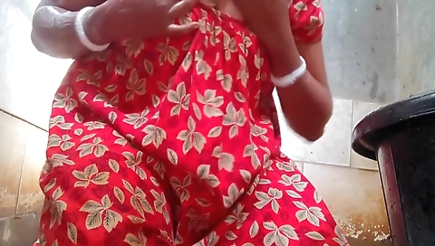 Indian Bhabi Nahate Huye Cht Me Ungli Krte Huye Bangali Boudi Bathing