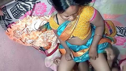 Desi Maida Ko Pelae Kar Di Raat Me Sande Ko