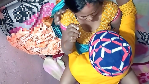 Desi Maida Ko Pelae Kar Di Raat Me Sande Ko