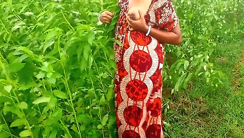 Devar Bhabhi - खत म भब Paat Khet A Boudi Bhowdi Is Picking Up Pat Sag While Eating Jute