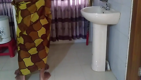 Jab Tamil Sexy Mosi Bistar Ke Neche Phans Jate Hai Tab Uska Sautela Beta Bade Gand Ko Chodata Hai