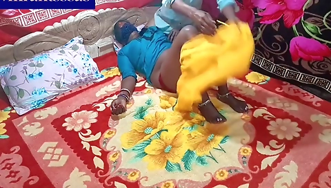 Pati Daaru Pikar So Rha Tha Tabhi Usha Bhabhi Ki Jawani Me Aag Lag Gyi Chudwane Ke Betab Bhabhi Ne Lund Nikal Kar Chusn