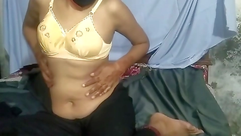 Lahori Beautiful Horny Girl Showing Her Beautiful Boobs