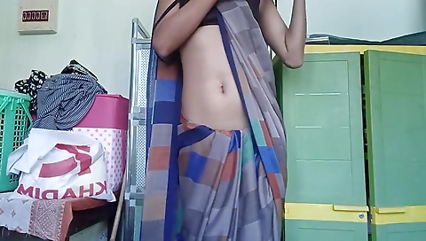 Hot College Girl In Saree