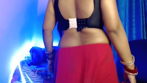 Onlinesex In Sexy Hot Girl Is Having Fun By Opening Her Clothes And Exposing Her Boobs