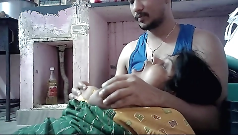 Indian House Wife Big Boobs Showing And Kiss