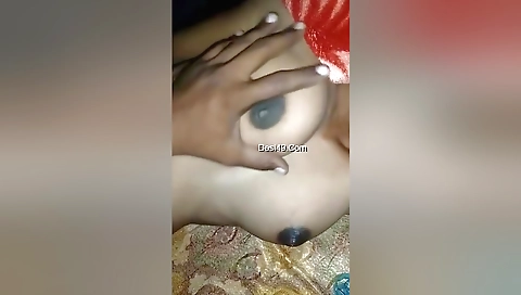 Today Exclusive- Desi Bhabhi Boob Pressing