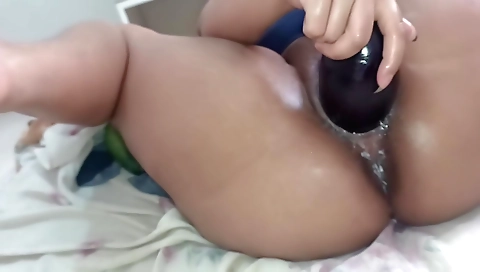 Bitch Wanting To Break Into Her Pussy With A Fat Eggplant