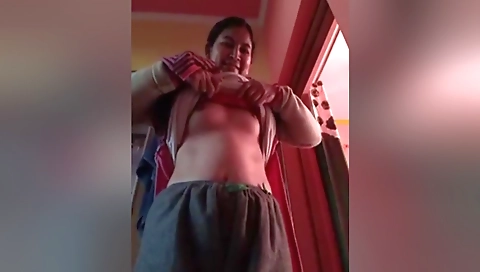 Today Exclusive- Horny Bhabhi Showing Her Boobs