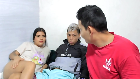 *latina*tengo Sexo Con El Amigo De Mi Hermanastro Mientras Vemos Una Pelicula. Porno En Espanol